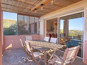 Outdoor dining - Villa with pool, air conditioning, sea view, near village and beach (Monticello)