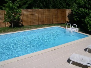 Piscine du gite entourée de verdure