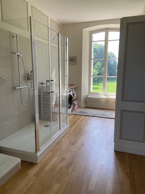 وحدات دش مع أحواض استحمام، مجففات شعر، مناشف، صابون