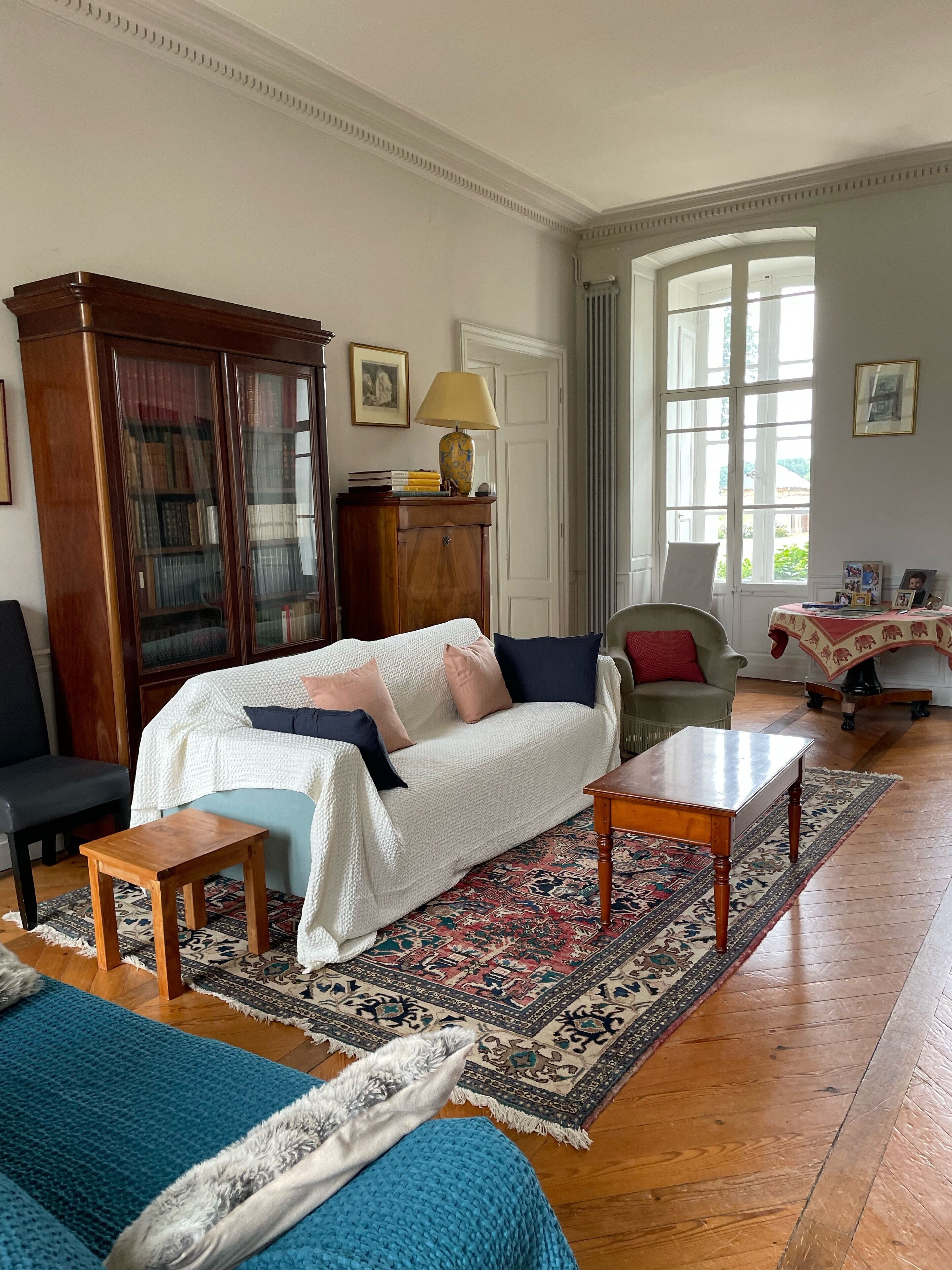 تلفزيون، مدفأة، مشغل دي في دي، كرة قدم الطاولة