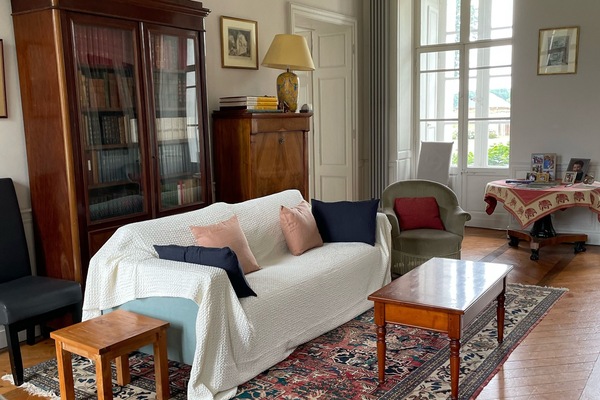 Televisie, een open haard, een dvd-speler en tafelvoetbal