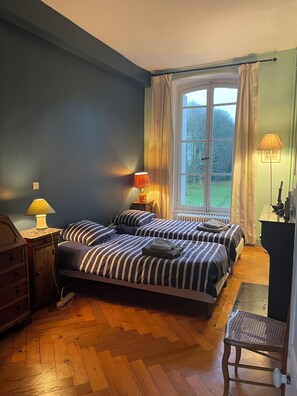 7 عدّة غرف نوم وخزنة داخل الغرفة ومكتب ومكواة/لوح كي