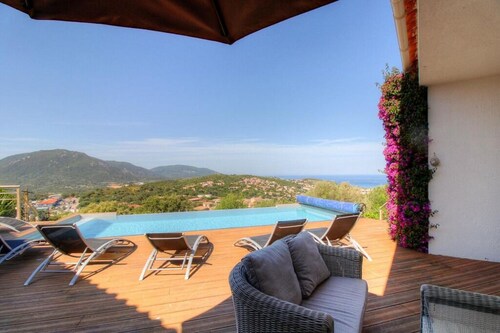 Large friendly house, sea view and ideal location