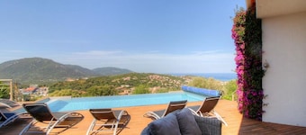 Large friendly house, sea view and ideal location