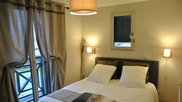 3 makuuhuonetta, työpöytÀ, silitysrauta/-lauta, vauvan matkasÀnky