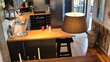 Een koelkast, een microgolfoven, een oven, een kookplaat