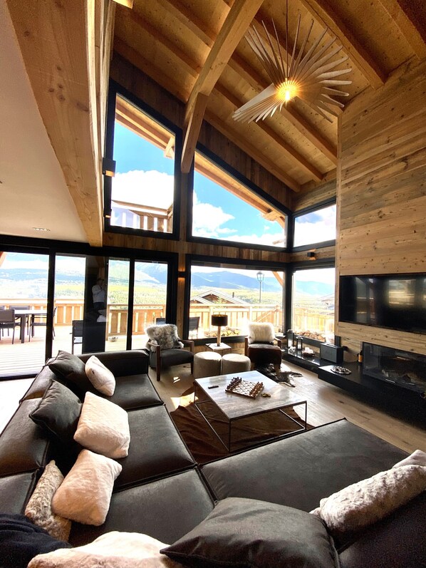 Smart-tv, een open haard, tafelvoetbal en boeken