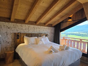 5 makuuhuonetta, työpöytä, silitysrauta/-lauta, vauvan matkasänky