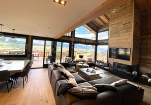 Smart-tv, een open haard, tafelvoetbal en boeken