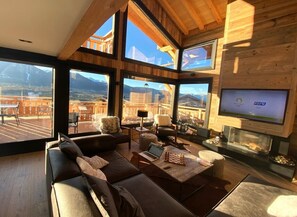 Smart TV, fireplace, table football, books - Chalet Aguila 5***** (NEW) sleeps 12 - XXL. jacuzzi and panoramic sauna (Bolquère)