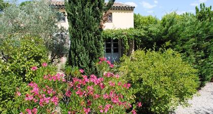 Mukava talo uima-altaalla - Hotelli sijaitsee ihanteellisella paikalla Vaison la Romainessa