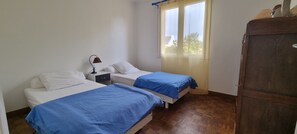 3 habitaciones y tabla de planchar con plancha 