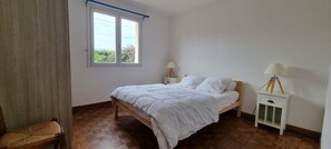 3 chambres, fer et planche à repasser