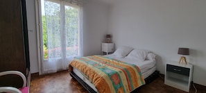 3 chambres, fer et planche à repasser