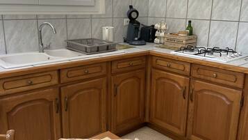 雪櫃、微波爐、焗爐、爐具