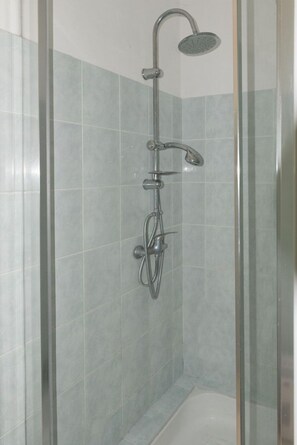 Shower, hair dryer, towels - Riverfront house with pool at the foot of the Cascades du Sautadet (La Roque-Sur-Cèze)
