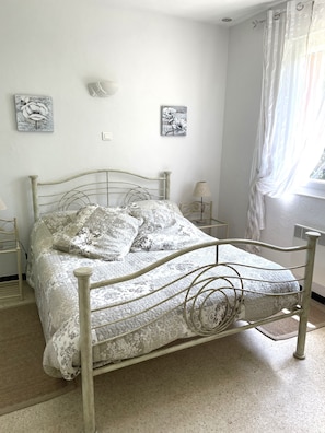 3 bedrooms, iron/ironing board, free WiFi, bed sheets