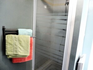Shower, hair dryer, towels - furnished studio overlooking the luberon (Lagnes)