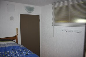 2 chambres, fer et planche à repasser