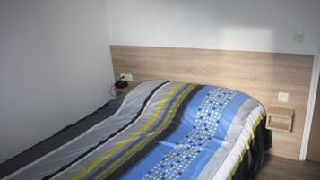 2 habitaciones y tabla de planchar con plancha