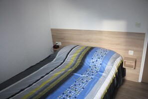 2 chambres, fer et planche à repasser