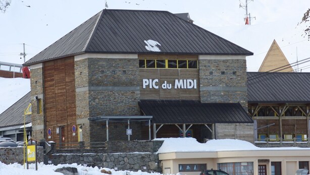 Un edificio con fachada de piedra y un letrero que dice "PIC du MIDI".