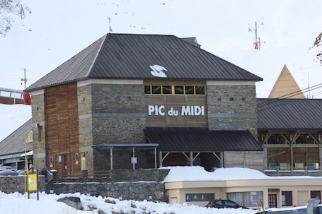 Exterior. Mountain apartment, at the foot of the slopes, classified two stars.