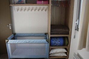 2 chambres, fer et planche à repasser