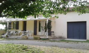 Exterior - Independent cottage in private air-fenced yard-pool Provence (Pernes-Les-Fontaines)