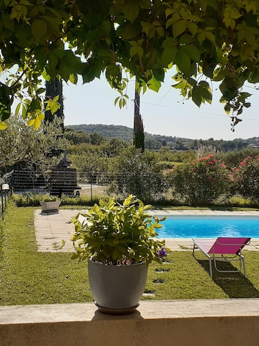 gîte rural indépendant en Provence-cour clôturée-piscine privée-climatisation