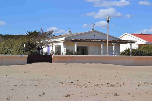 Villa am Strand mit Terrasse und Garten