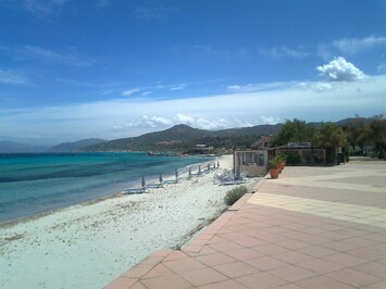 ile Rousse, plage à 800m de l'appartement