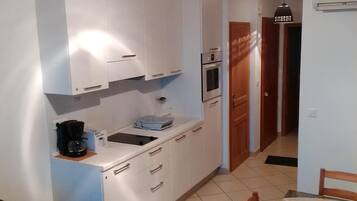 Kühlschrank, Ofen, Herdplatte, Wasserkocher mit Kaffee-/Teezubehör