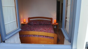 A narrow room with a single bed, two bedside lamps, and a window on one side. - RENTAL HOUSE MESSANGES near beach south coast of Landes  (Messanges)