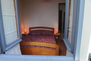 3 chambres, fer et planche à repasser, lit de bébé portatif