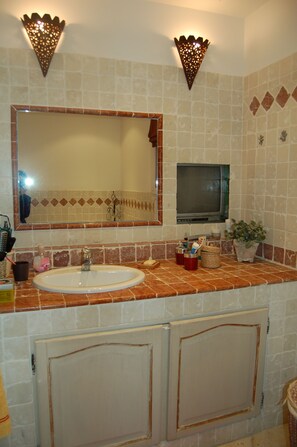 Combined shower/tub, hair dryer - Contemporary house (Le Thor)