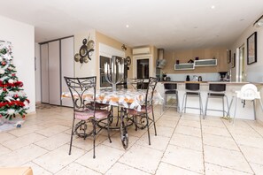 Dining - Contemporary house (Le Thor)