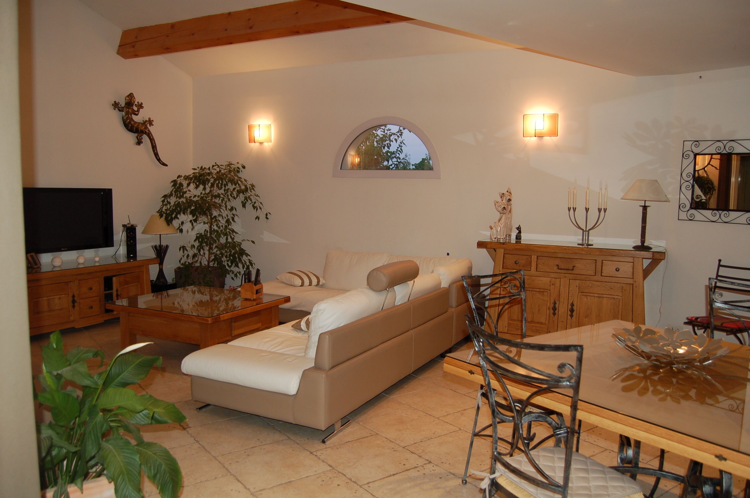 Télévision, lecteur de DVD, livres