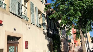 A street with buildings, a tree, and a clear sky. - Wonderful apartment in the heart of Little Venice (Colmar)