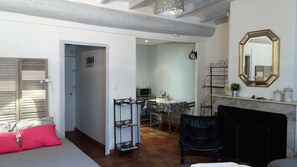 1 slaapkamer, een strijkplank/strijkijzer, wifi, beddengoed