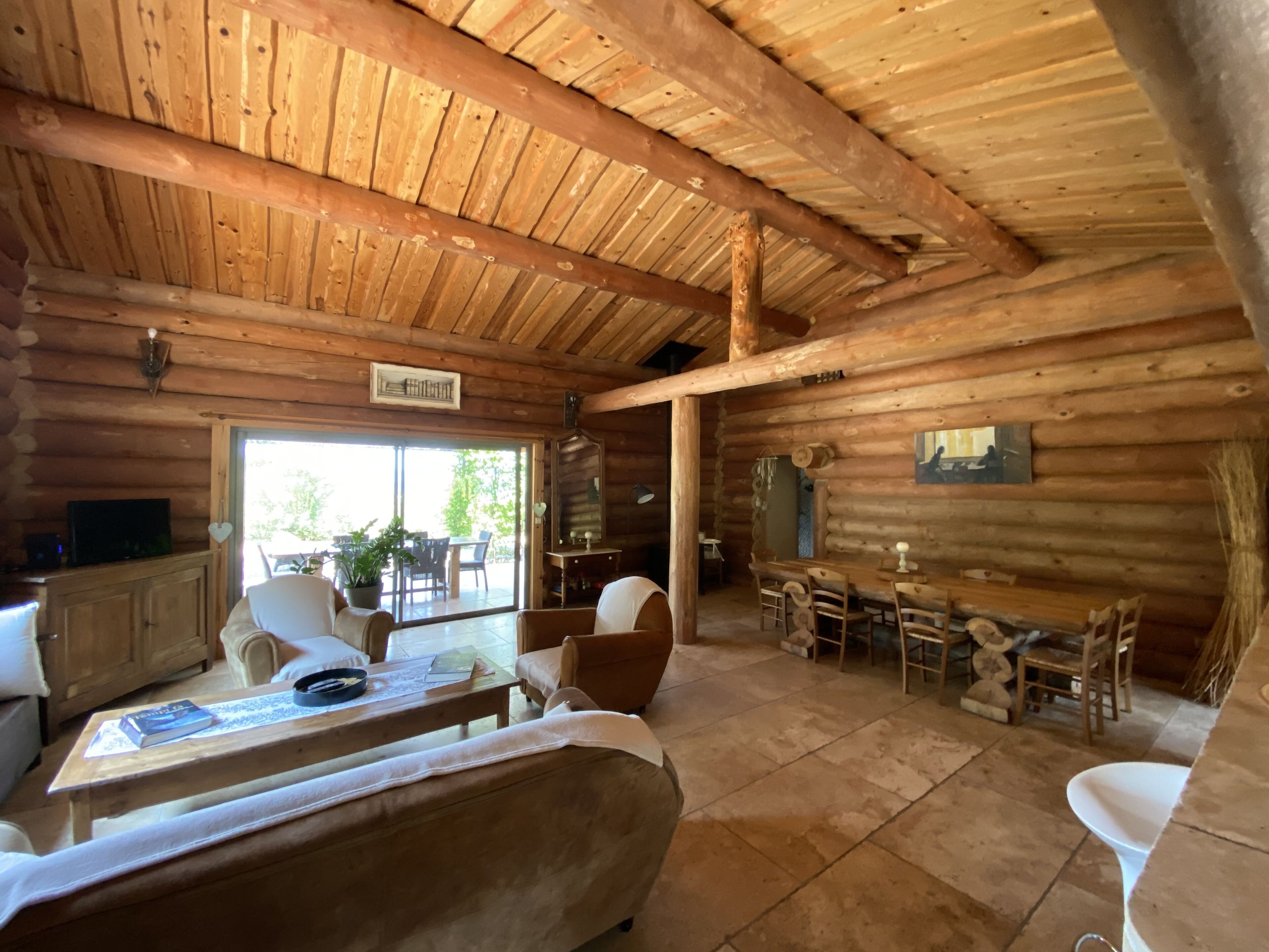 Télévision, table de tennis de table, livres