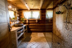 Badewanne, Haartrockner, Handtücher