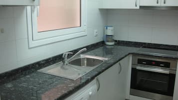 JÀÀkaappi, mikroaaltouuni, uuni, liesi