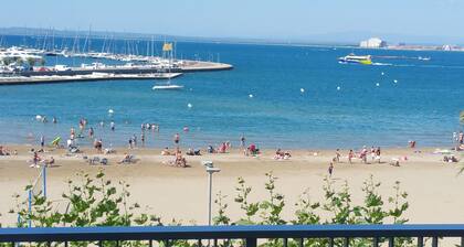 Schöne Strand-Wohnung für 8 Personen im Zentrum von Roses