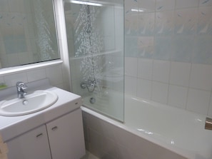 Bañera con ducha, secador de pelo