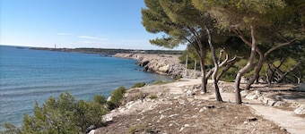 Character villa with 1000 m² garden close to the sea, Côte Bleue.