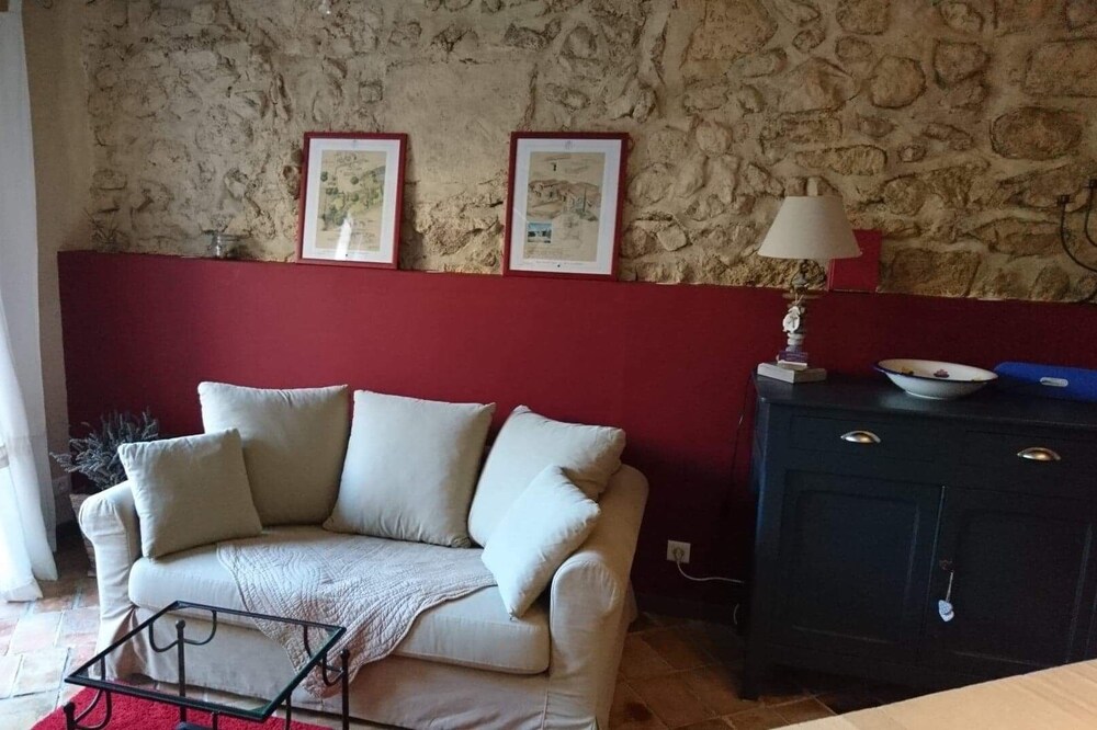 Maisonette with terrace in Provencal village