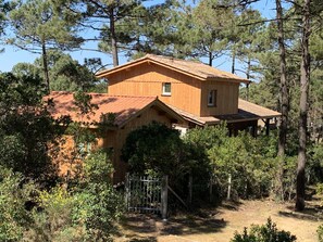 Exterior - Wooden house close to the ocean in a gated community. (Carcans)