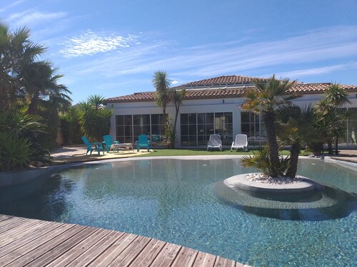 Villa mit Hallenbad, kalifornischem Becken, Whirlpool, Sauna