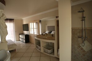 Haartrockner, Handtücher, Seife, Toilettenpapier